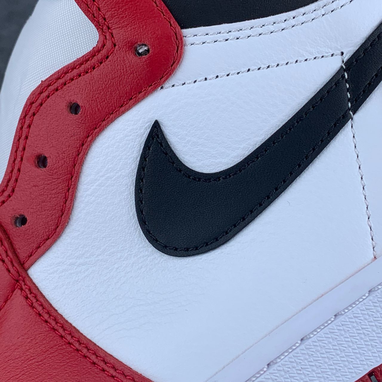 Air Jordan 1 Retro High OG 'Chicago' 2015