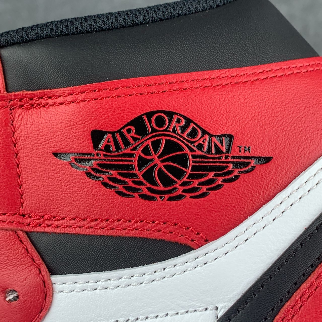 Air Jordan 1 Retro High OG 'Chicago' 2015