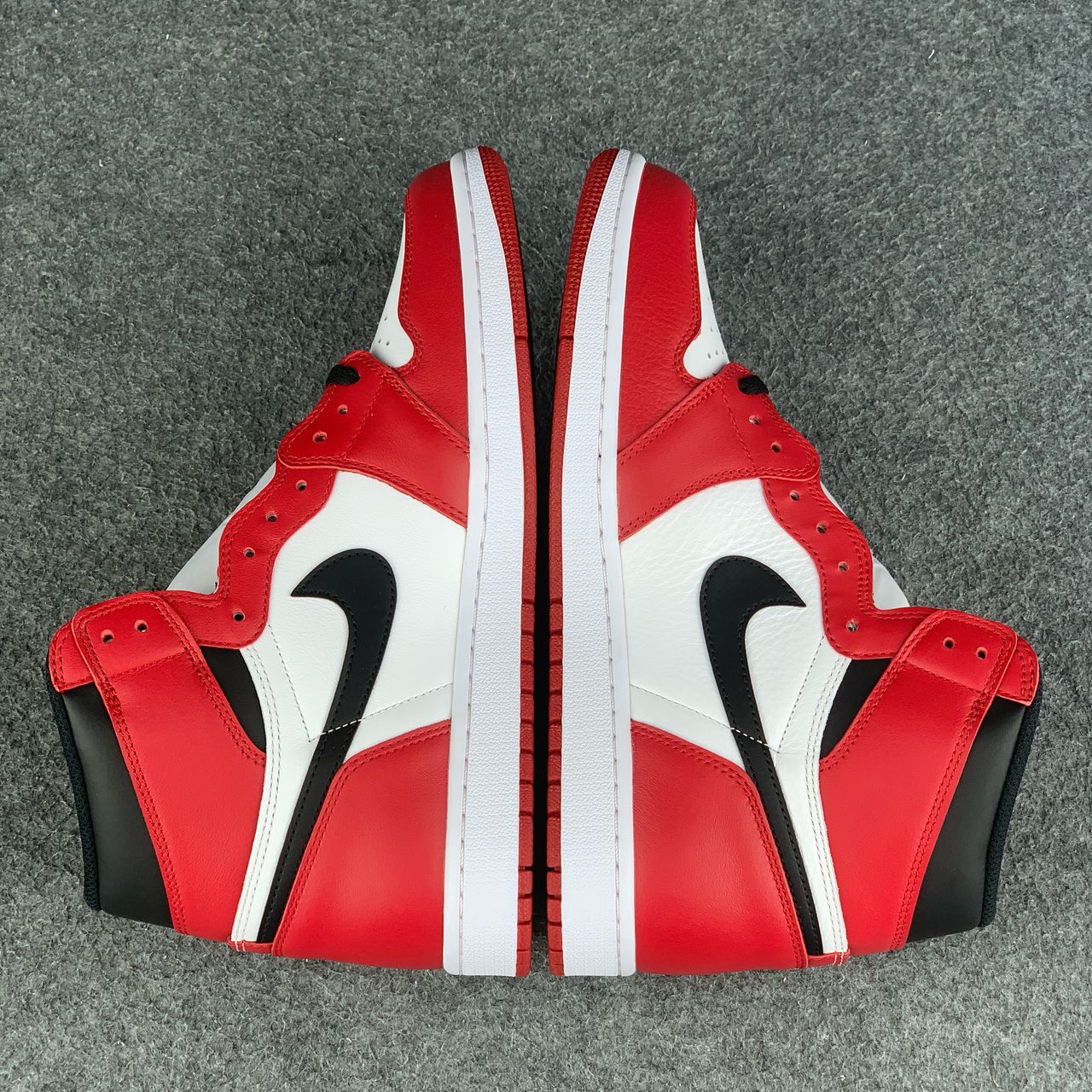 Air Jordan 1 Retro High OG 'Chicago' 2015