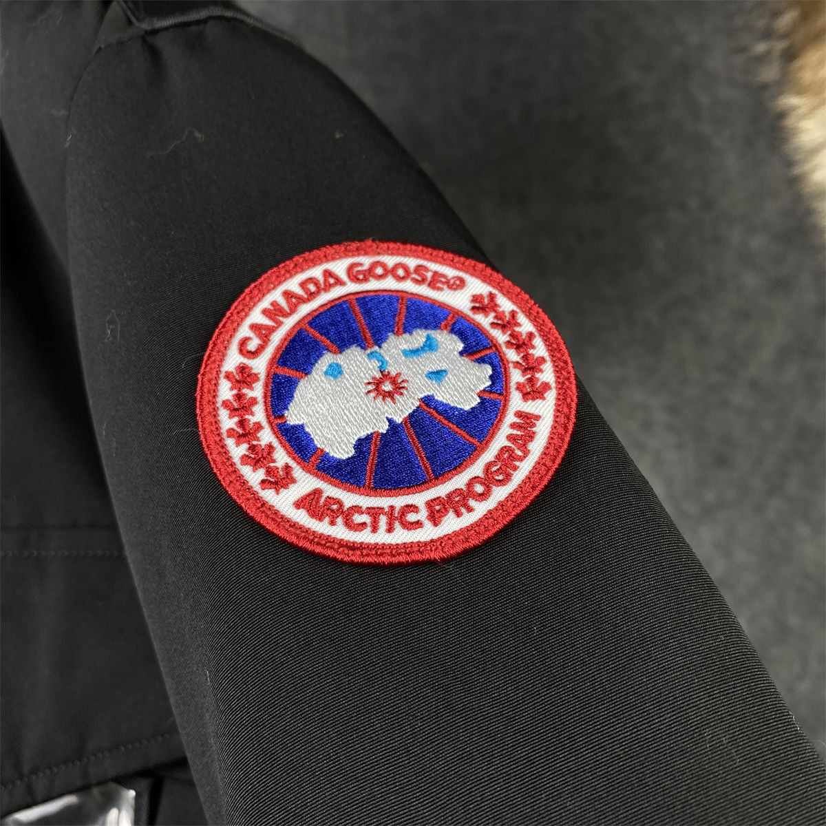 CANADA GOOSE REFLECTIVE STRIP DOWN JACKET