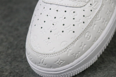 Louis Vuitton x Air Force 1 Midden 'Triple White' 