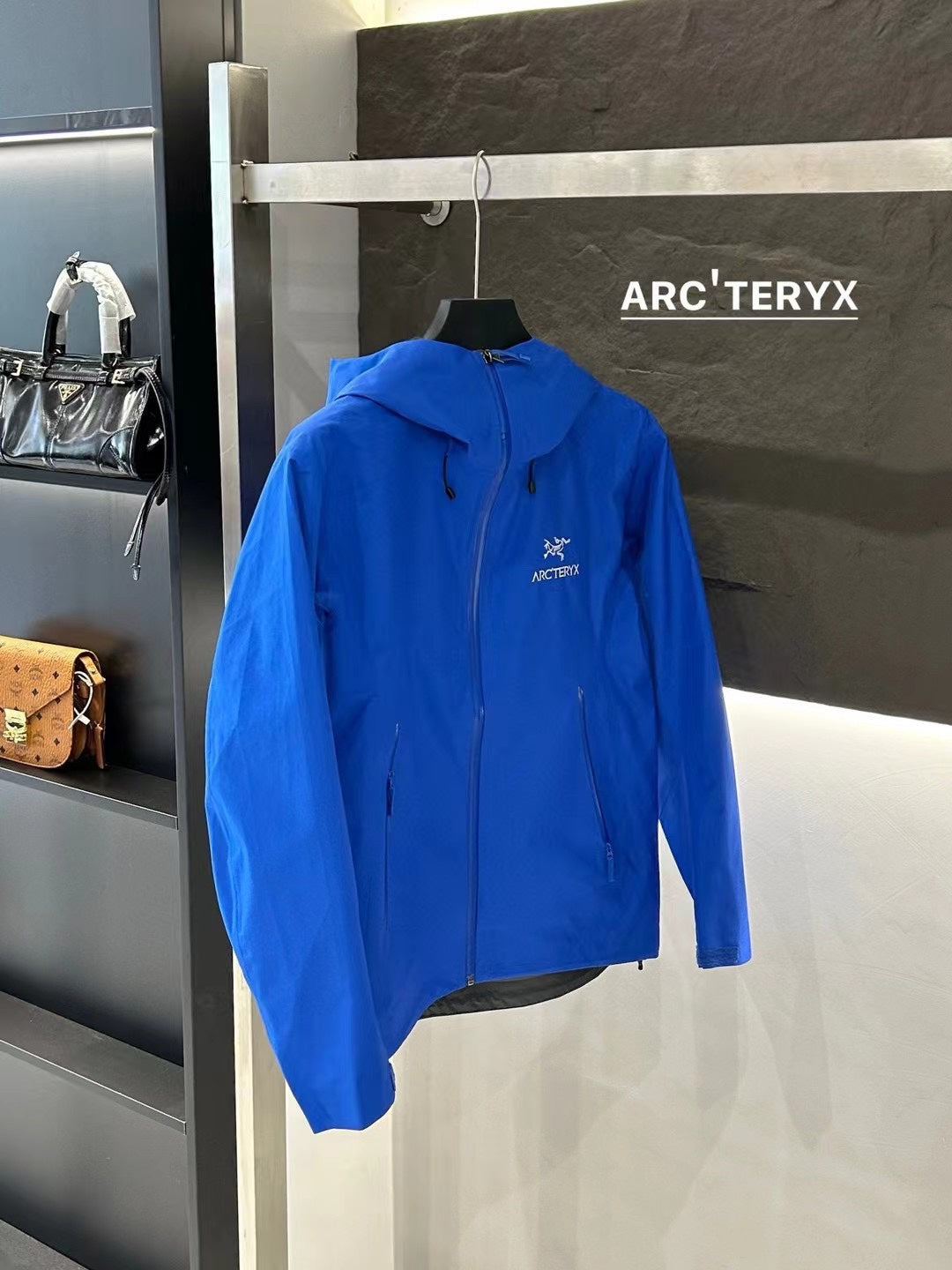 Arc'teryx Men's Beta LT Jacket 'Bright Blue'