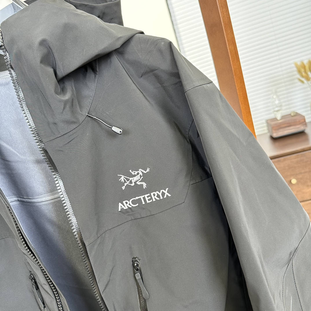 Arc'teryx Men's Alpha Jacket SV7 'Black'