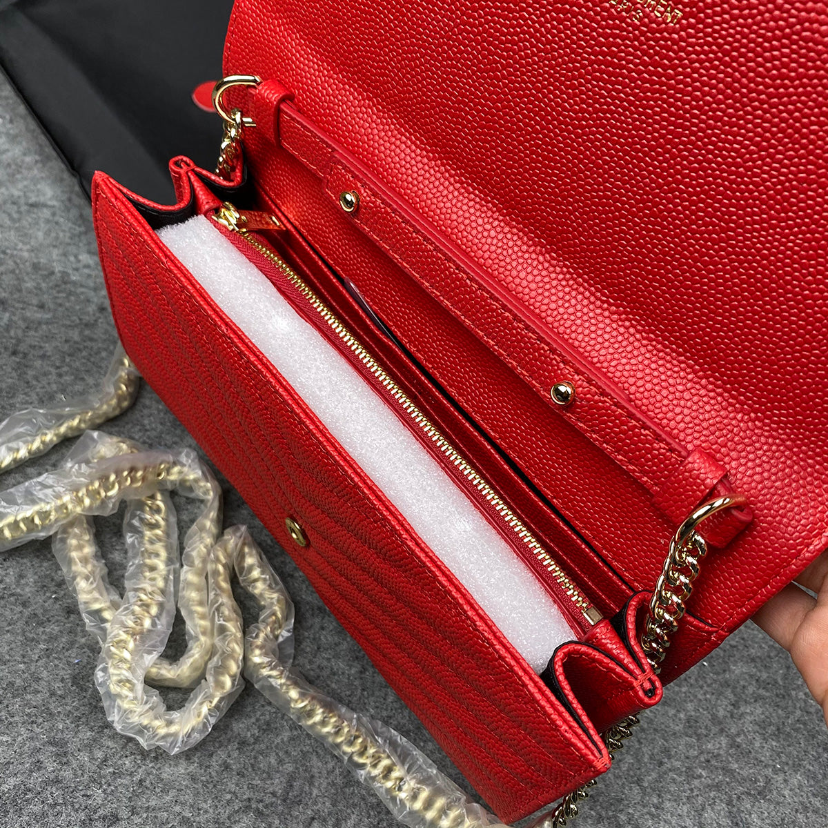 Chain Wallet Matelasse Grain de Poudre Gold-tone 'Eros Red'