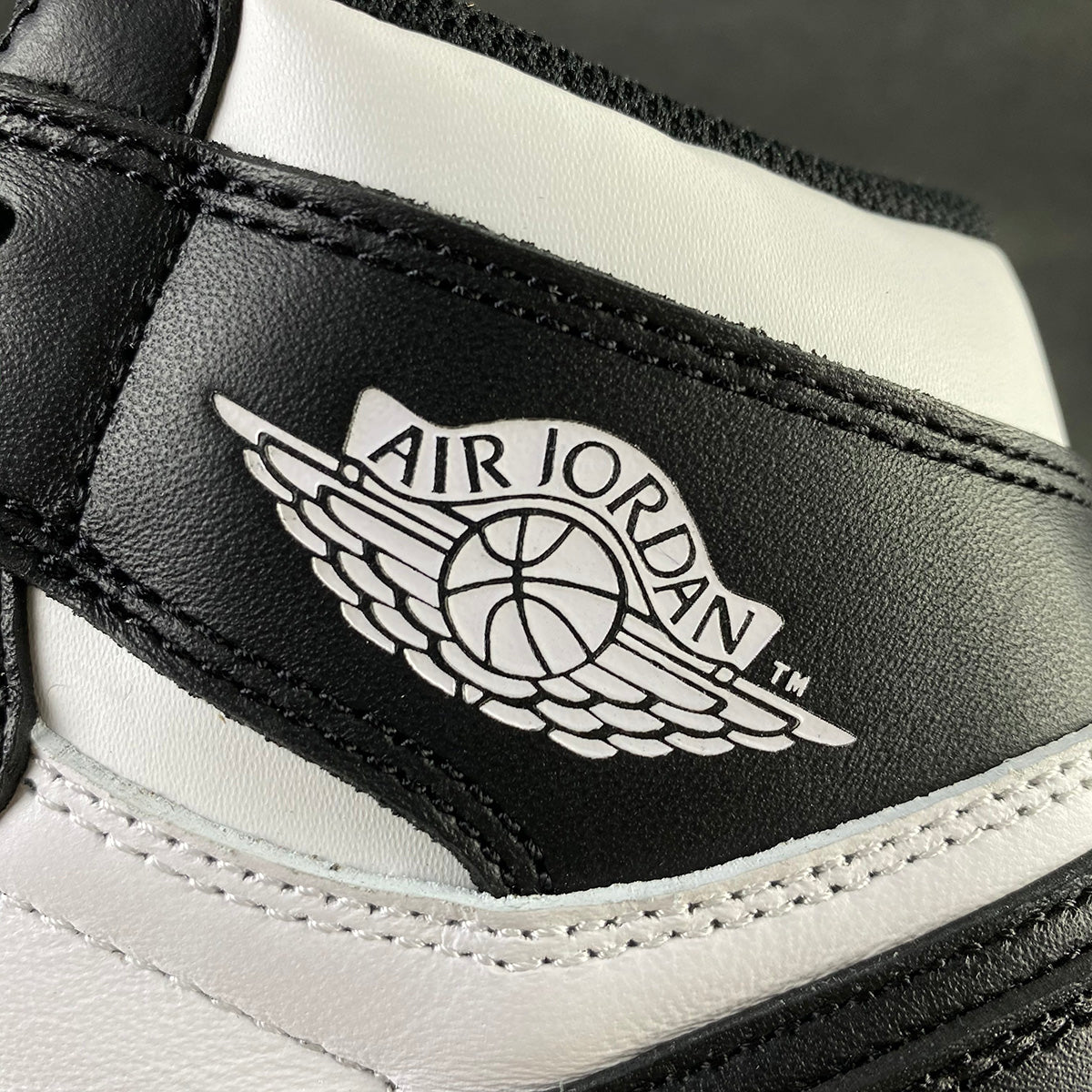 Air Jordan 1 Retro High OG 'Black/White' (2014)
