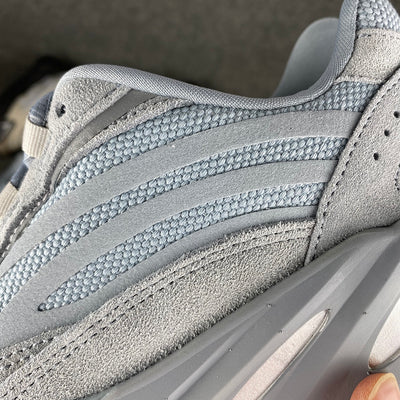 Yeezy Boost 700 V2 'Ziekenhuisblauw' 