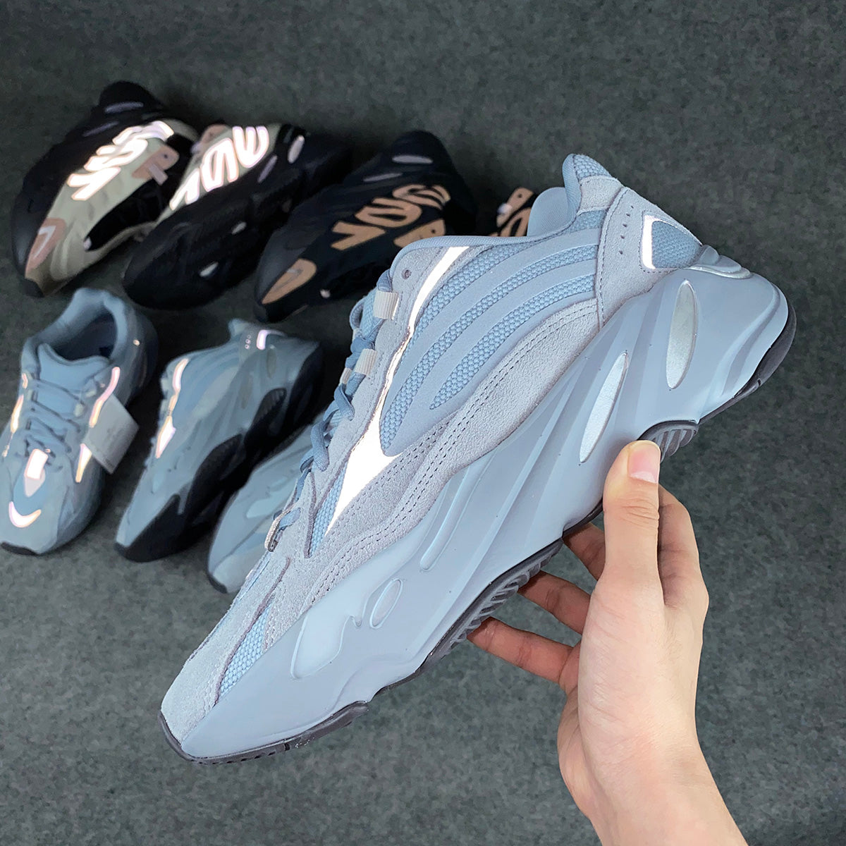 Yeezy Boost 700 V2 'Ziekenhuisblauw' 