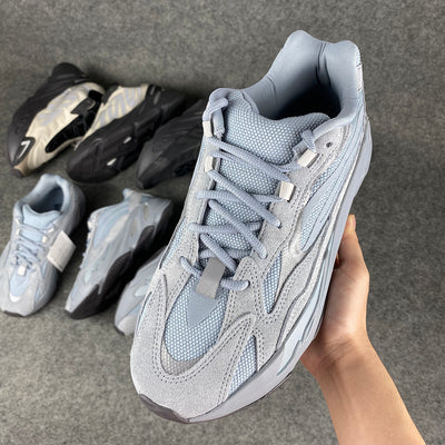 Yeezy Boost 700 V2 'Ziekenhuisblauw' 