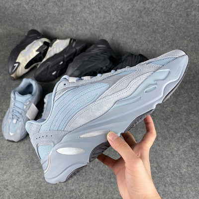 Yeezy Boost 700 V2 'Ziekenhuisblauw' 