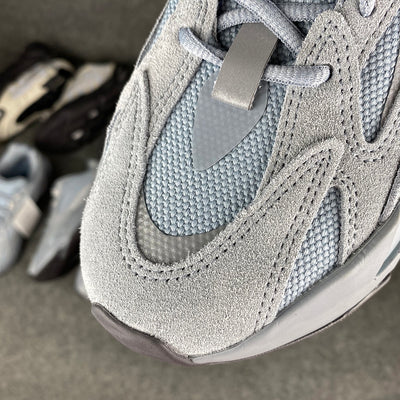 Yeezy Boost 700 V2 'Ziekenhuisblauw' 