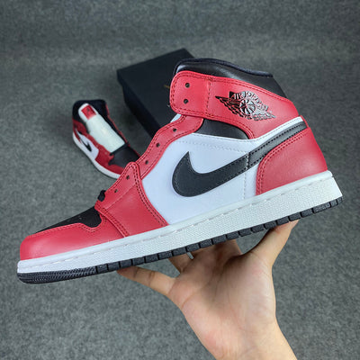 Air Jordan 1 Mid 'Chicago Schwarzer Zeh'