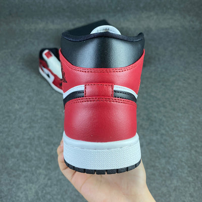 Air Jordan 1 Mid 'Chicago Zwarte Toe'