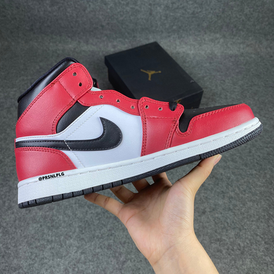 Air Jordan 1 Mid 'Chicago Zwarte Toe'